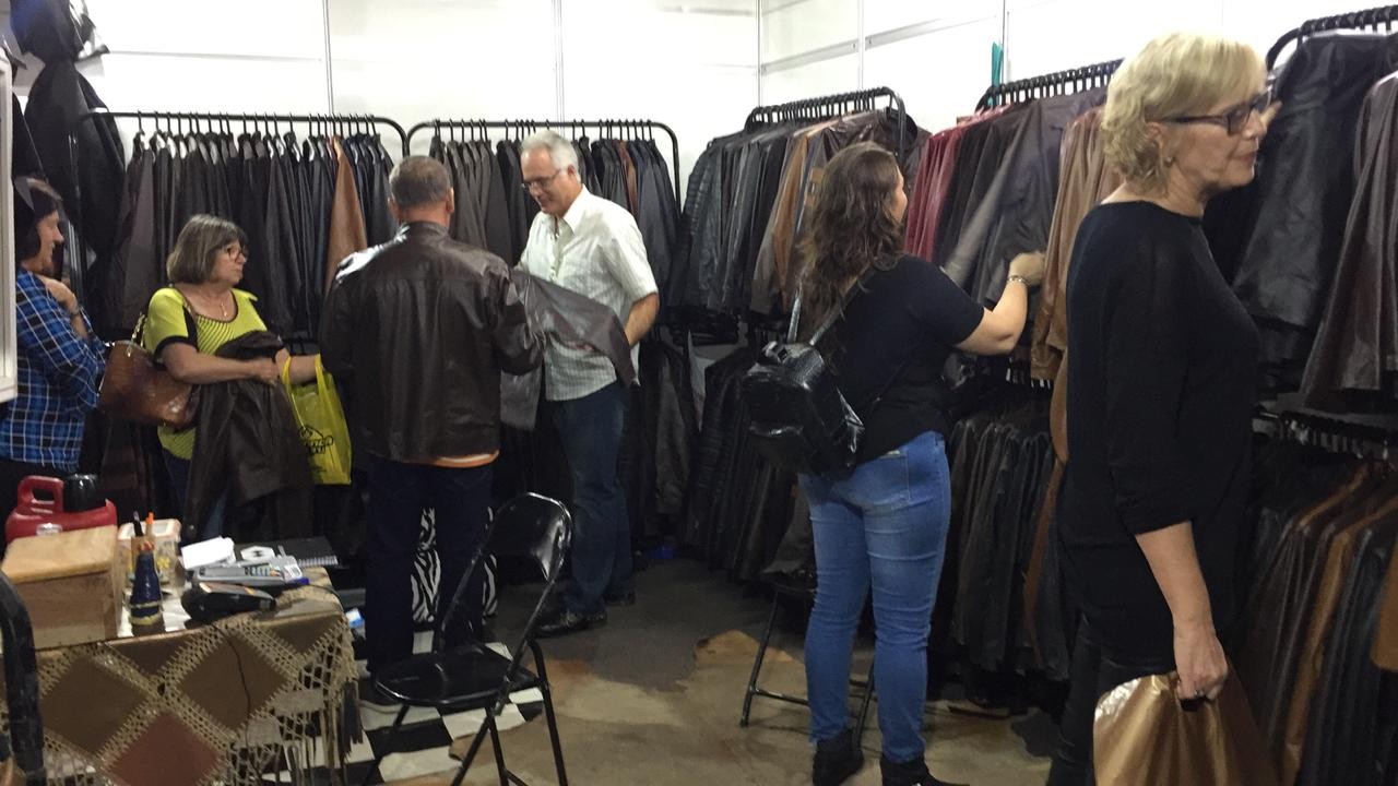 Chegada de frente fria anima comércio de roupas de couro na Expoingá