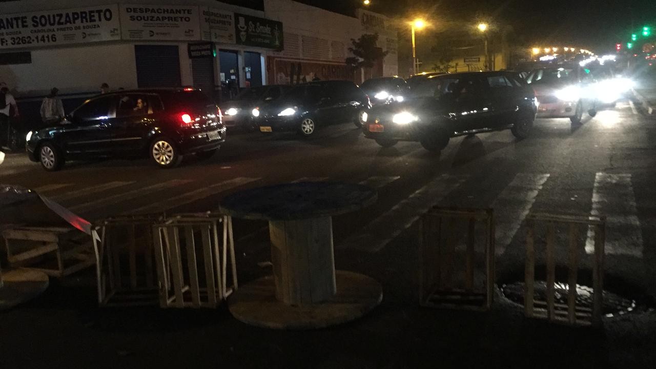 Grupo de comerciantes fecha quadra da Avenida 19 de Dezembro