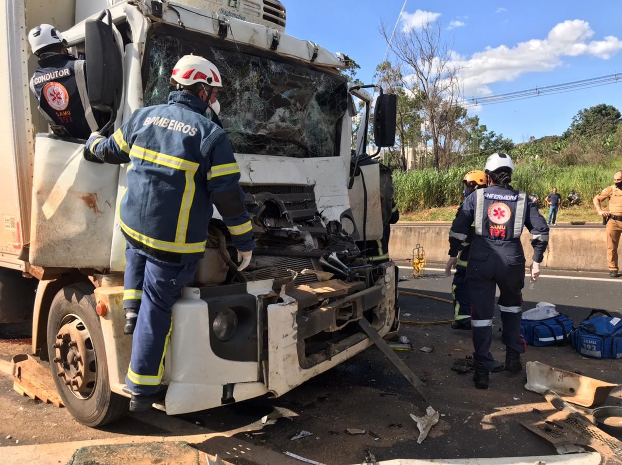 Motorista fica preso às ferragens em acidente na BR-376
