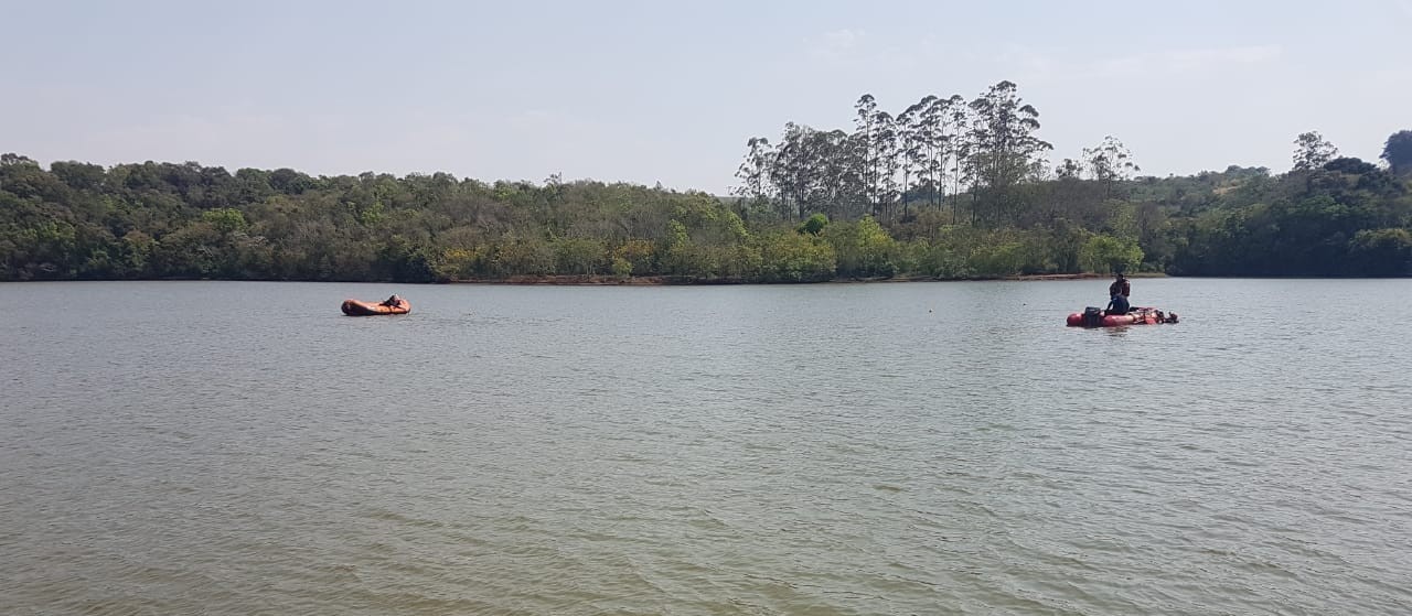 Bombeiros encontram os corpos de meninos que se afogaram
