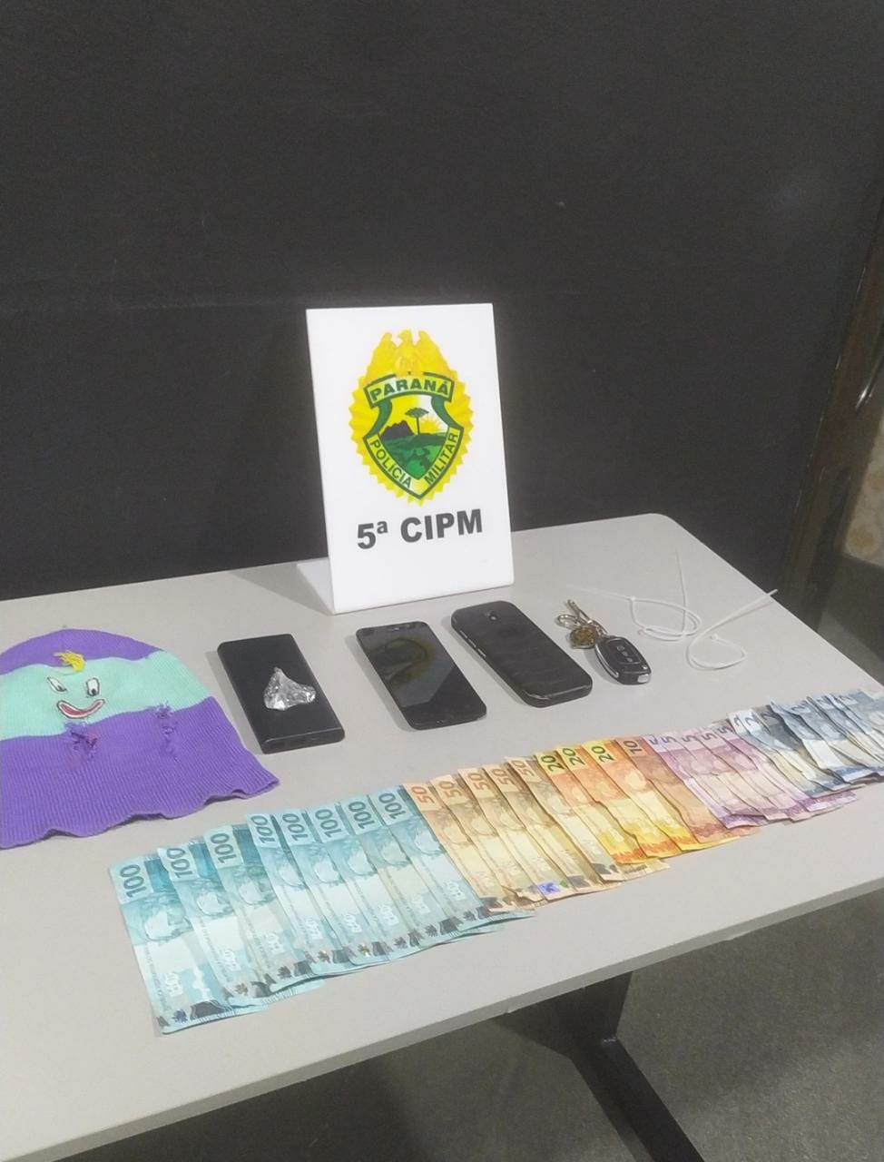 PM cerca residência para libertar moradores vítimas de assalto