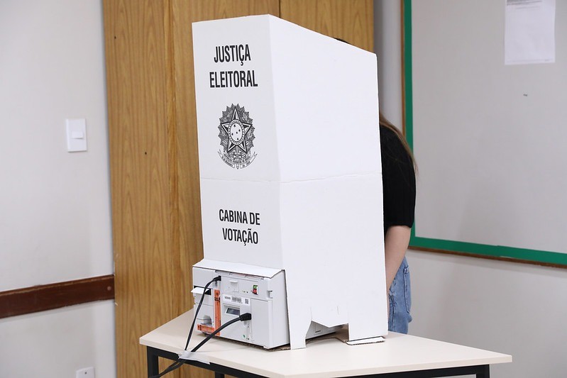 Eleitora tira foto na cabine de votação em Maringá