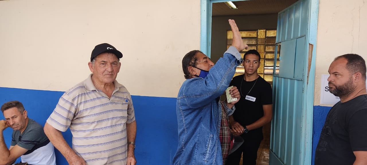 Os idosos compareceram em bom número aos locais de votação na manhã deste domingo