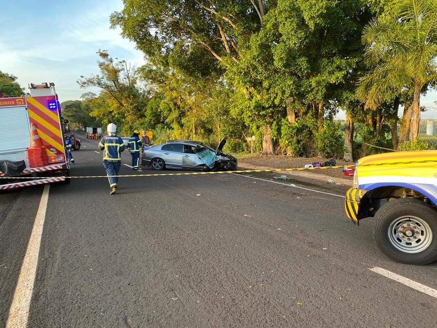 Carro capota após colisão na PR-317; 4 ficam feridos