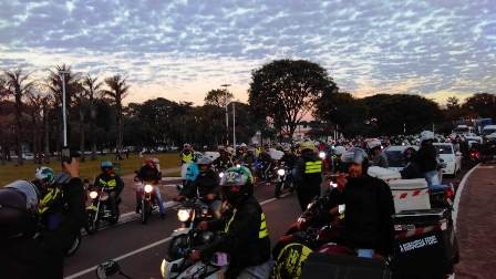 Em Maringá, motociclistas fazem ato em apoio aos caminhoneiros em greve