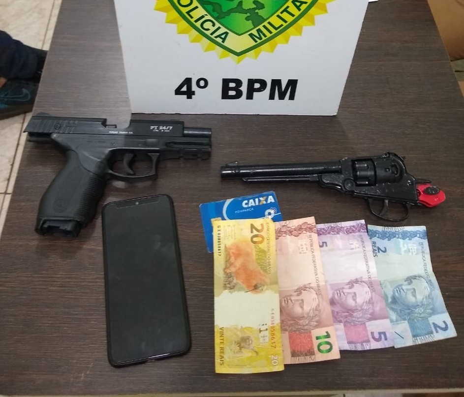 Fugindo da PM, jovens batem carro em árvore e são presos após roubo