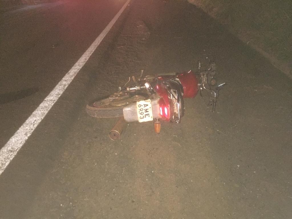 Motociclista morre ao bater em carro parado no acostamento na PR-323