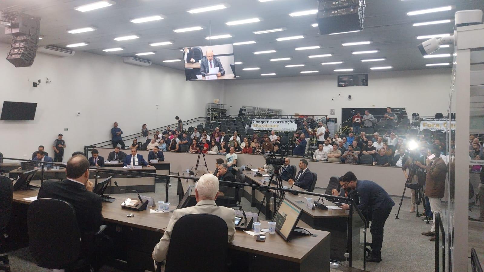 Confira os detalhes da sessão de julgamento da cassação do mandato da vereadora Cris Lauer (Novo)