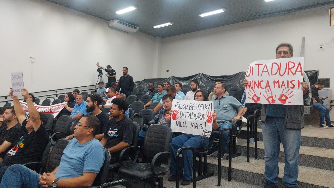 Momentos de tensão na Câmara Municipal durante manifestação contra vereadora