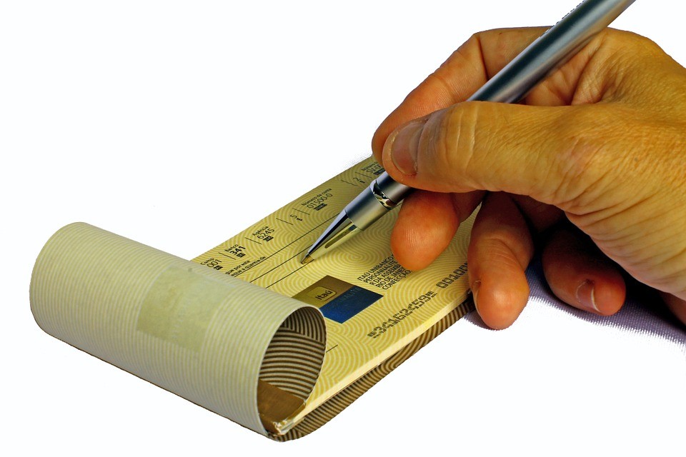 Cheques estão em extinção e o controle financeiro perde um aliado