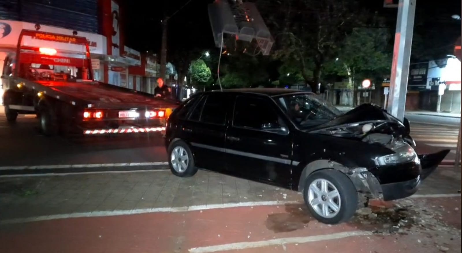 Carro bate contra semáforo da ‘Praça do Peladão’ e deixa trânsito lento