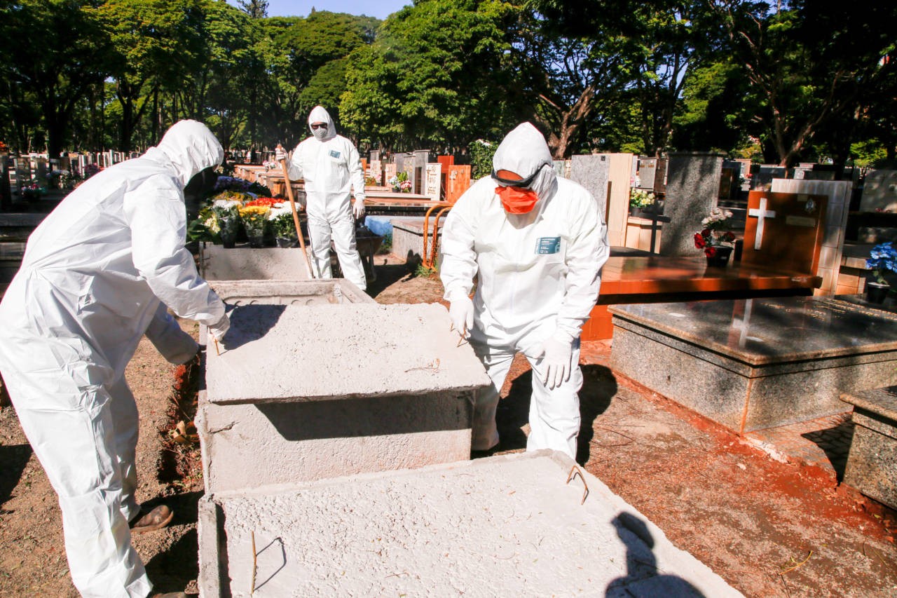 Prefeitura compra 300 macacões para servidores do cemitério municipal de Maringá