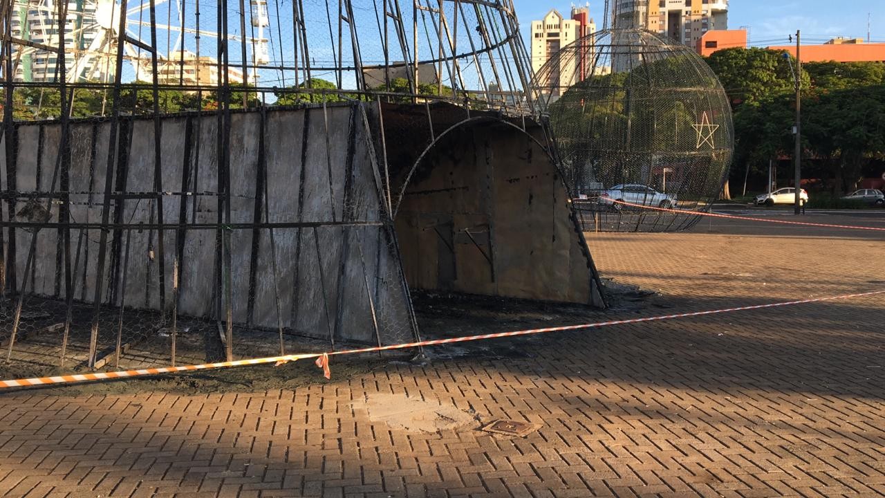 Populares lamentam destruição de árvore de Natal