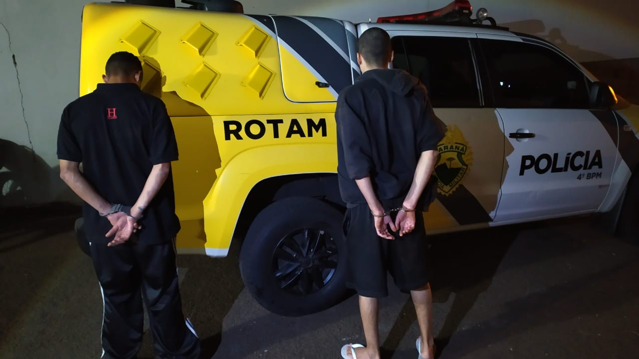 Suspeito de tráfico vê polícia, foge para dentro de casa, mas é preso com colega