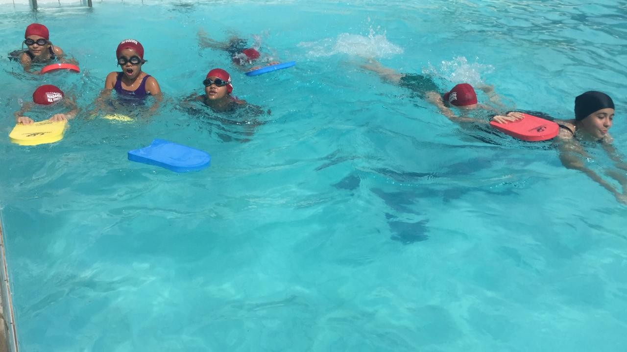 Crianças começam a nadar por meio de projeto social