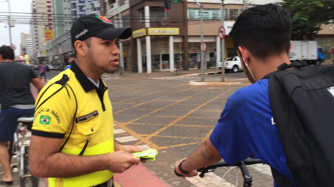Semob distribui braçadeiras reflexivas e alerta sobre riscos