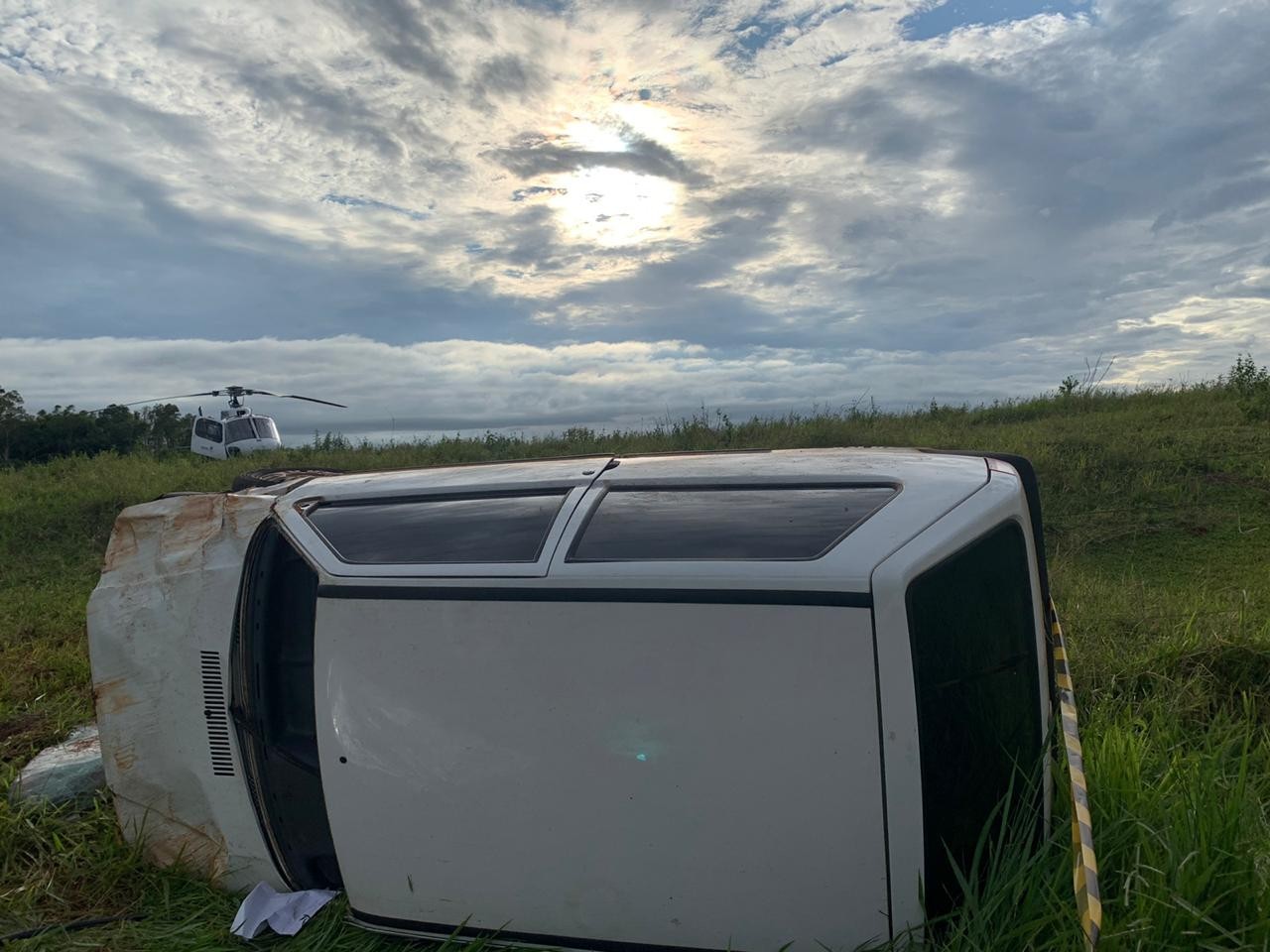 Em capotamento, motorista sem cinto de segurança é ejetado e morre