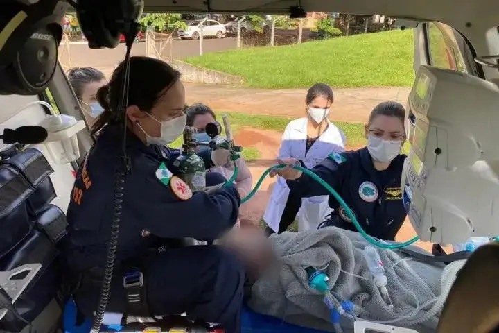 Criança de 1 ano é socorrida de helicóptero e encaminhada a hospital de Maringá após se afogar em piscina