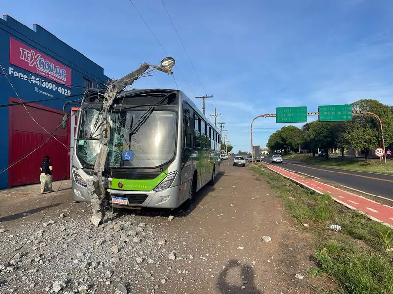 Ônibus metropolitano atinge poste que ficava no meio de avenida em Mandaguaçu