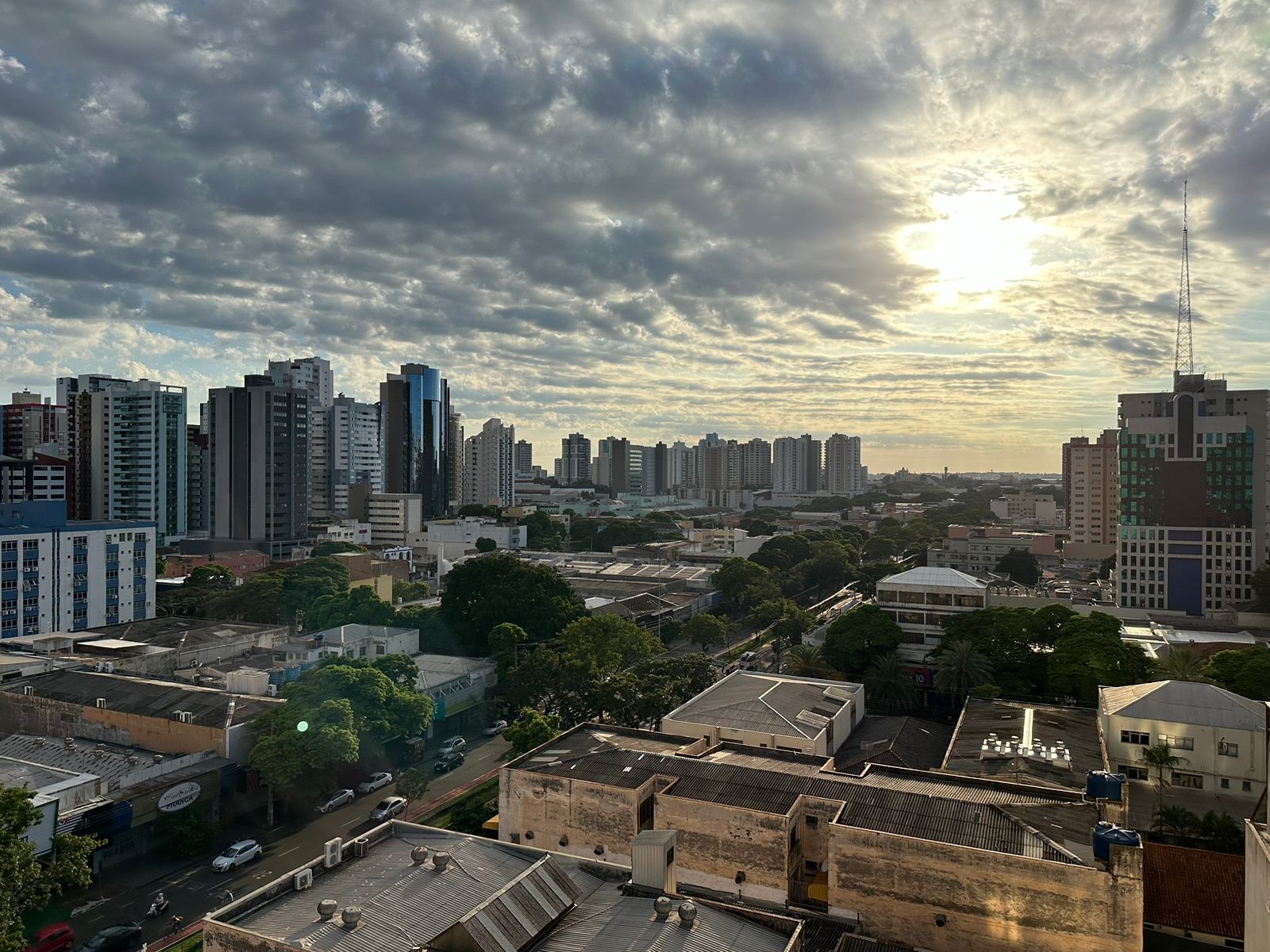 Tempo segue quente e seco nesta quinta-feira (14); máxima prevista é de 36º C