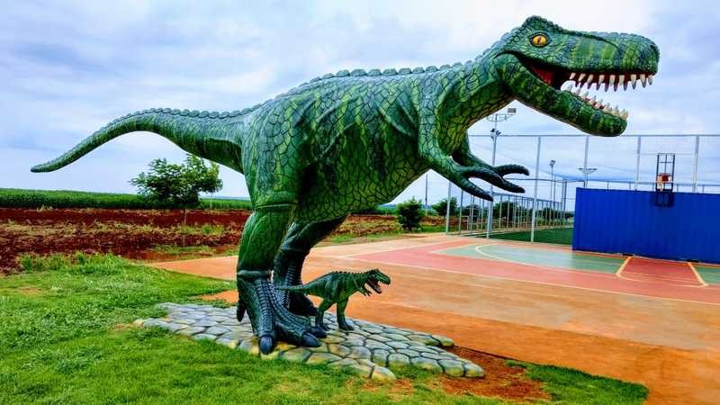 Escultor da região produz dinossauros gigantes no quintal de casa