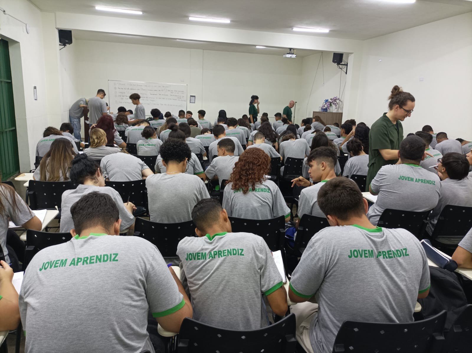 Entrar no mercado de trabalho pode ser uma jornada desafiadora