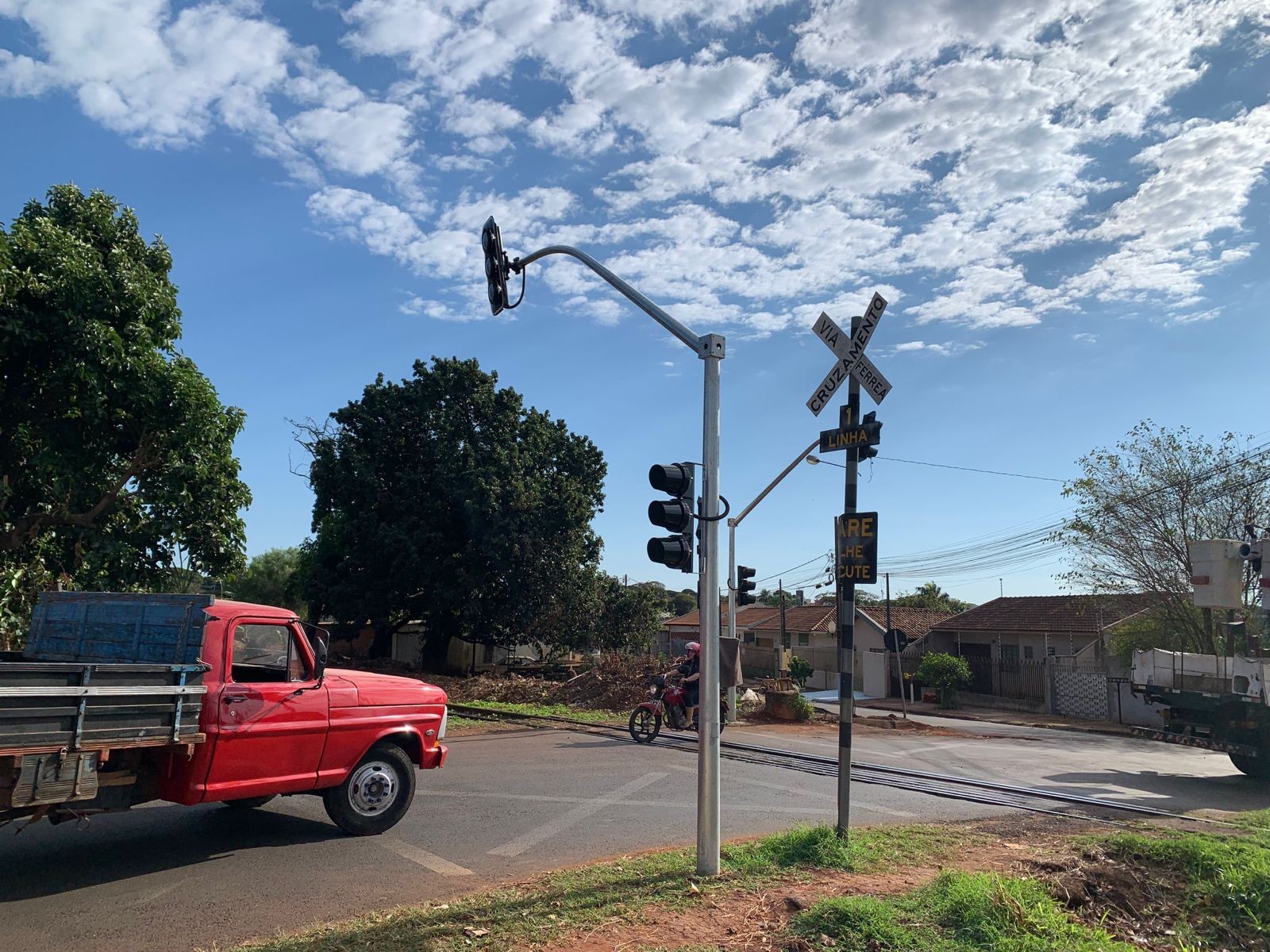 Sistemas de alerta em cruzamentos de linha férrea são testados em Sarandi