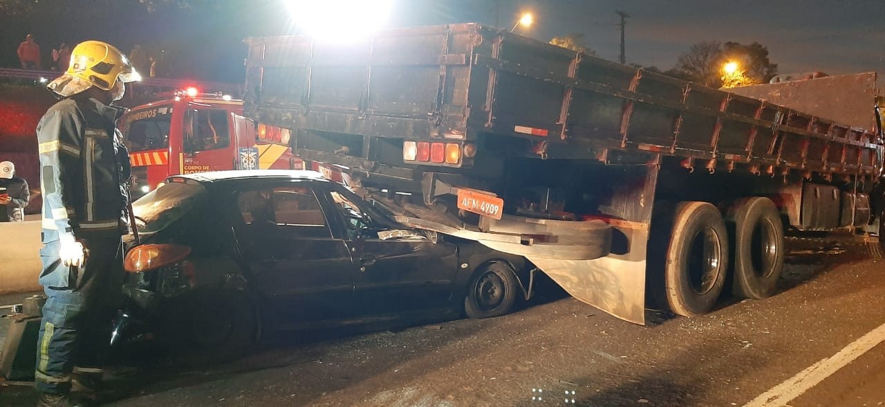 Acidente entre carro e dois caminhões mata uma pessoa no Contorno Norte, em Maringá