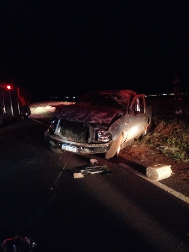 Três pessoas morrem e uma fica em estado grave após caminhonete capotar na região