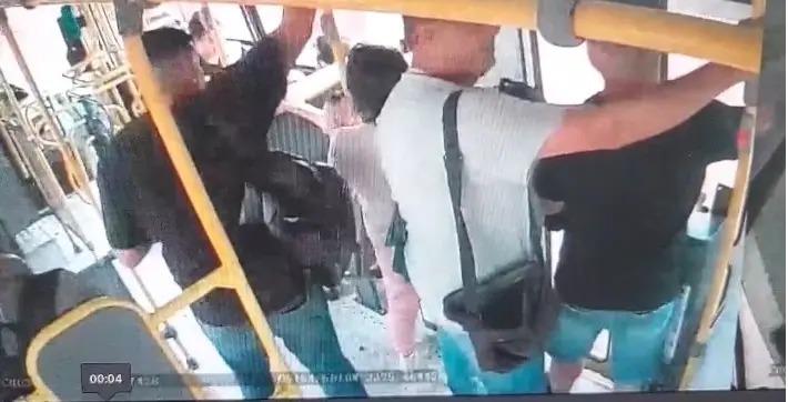 Polícia procura suspeitos de furtar cartões dentro de ônibus coletivo