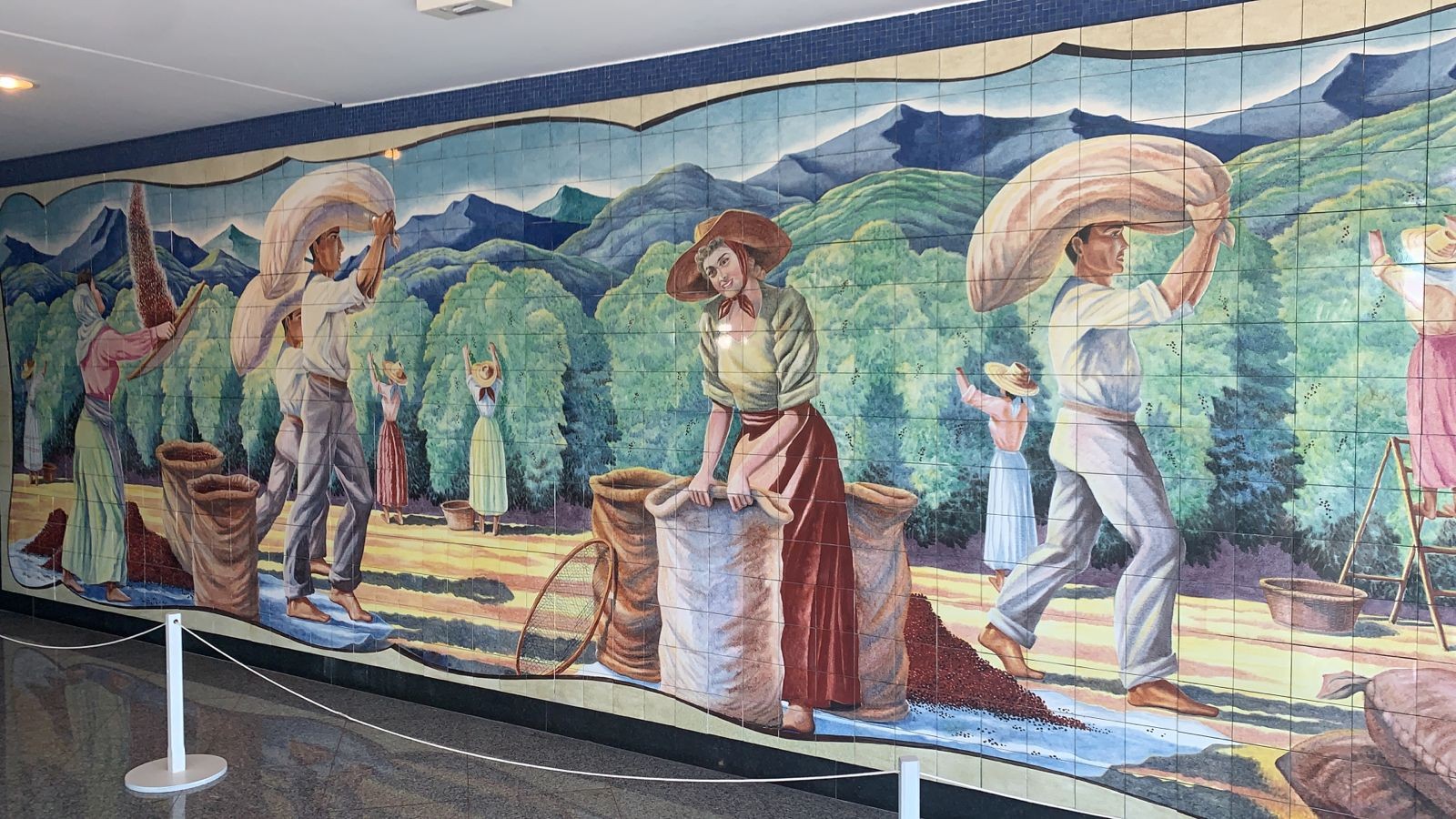 Após três anos, Painel do Café restaurado é entregue