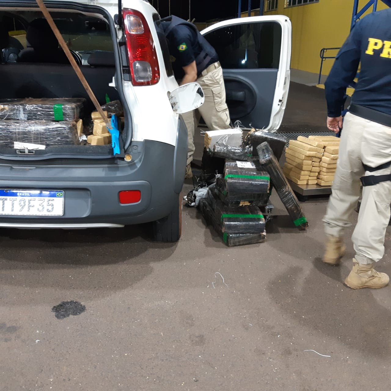 Motorista com CNH falsificada é preso com 281 Kg de maconha