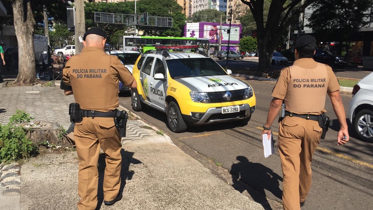 Dois homens armados invadem joalheria no centro de Maringá