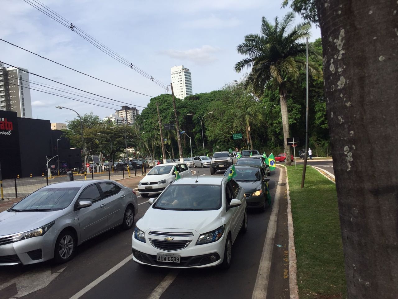 Apoiadores fazem carreata pró-Bolsonaro em Maringá