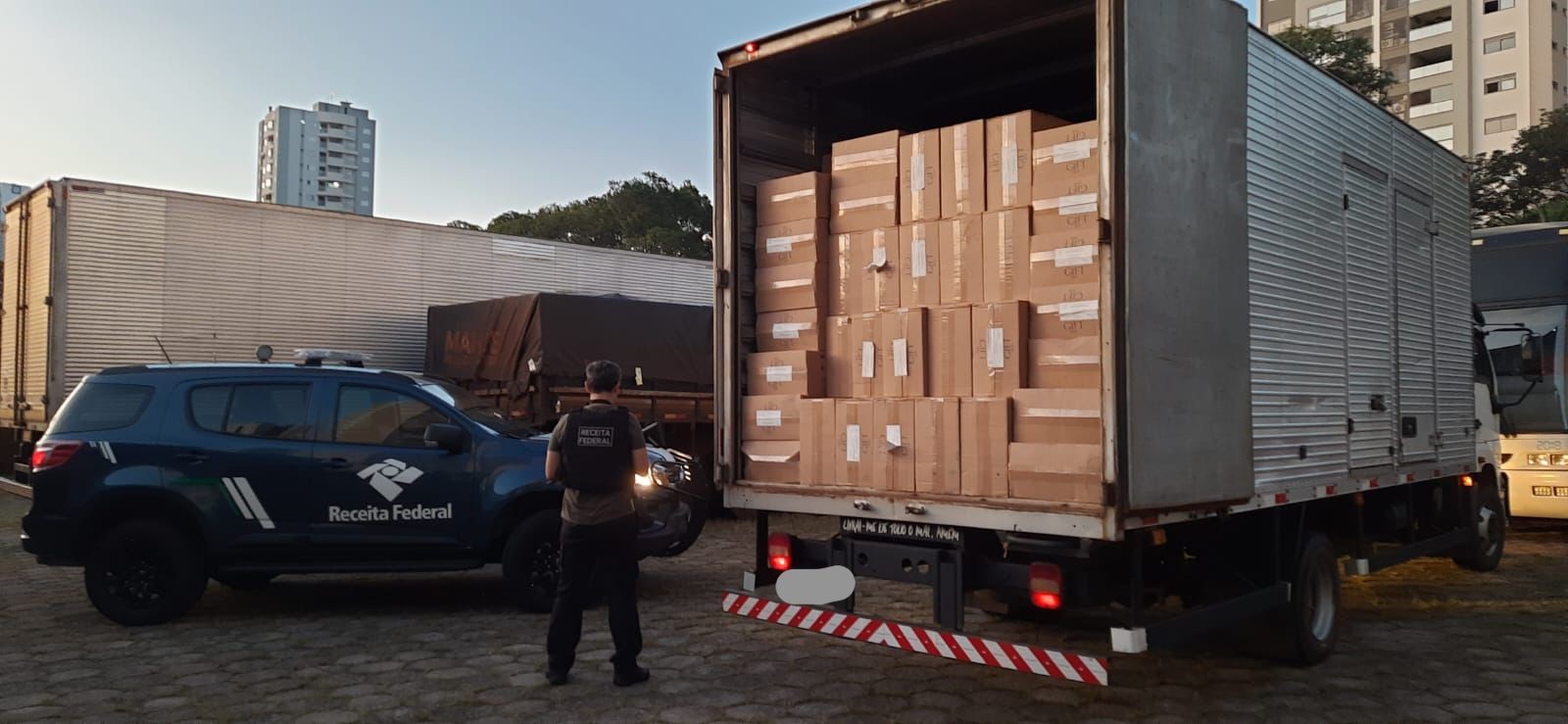 Receita Federal apreende caminhões com cigarros e agrotóxicos contrabandeados