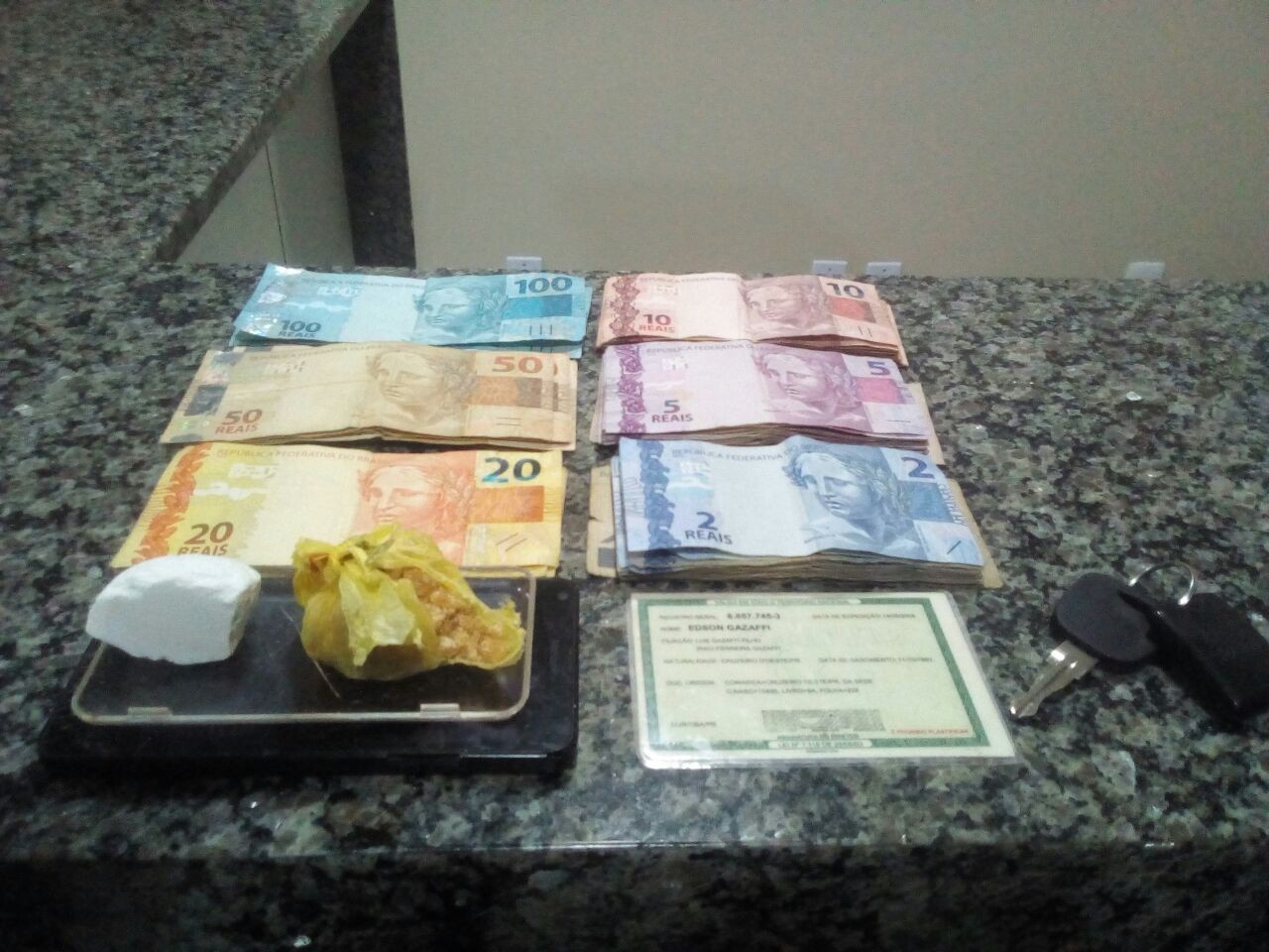 Duas pessoas são presas por tráfico de drogas