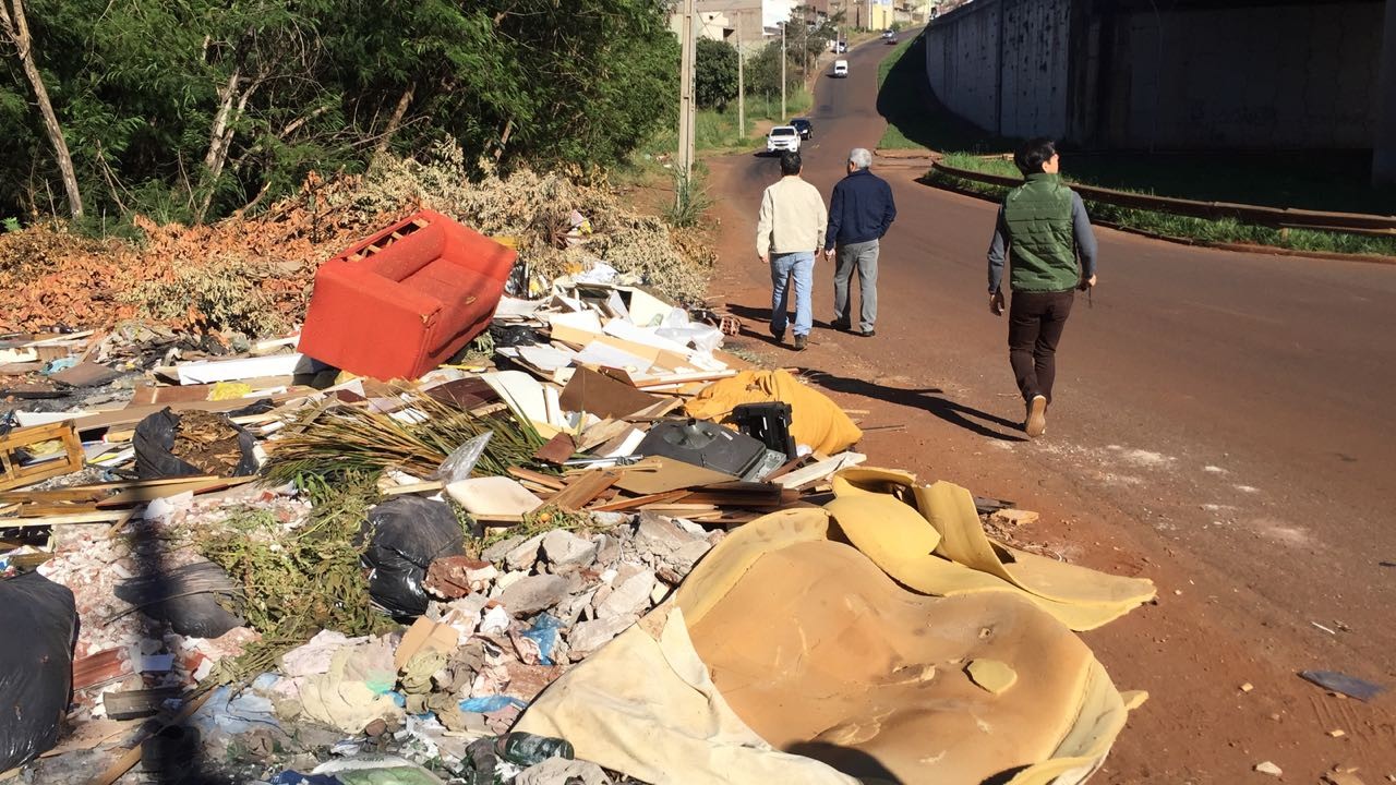 Meio Ambiente vai cercar fundo de vale que virou lixão