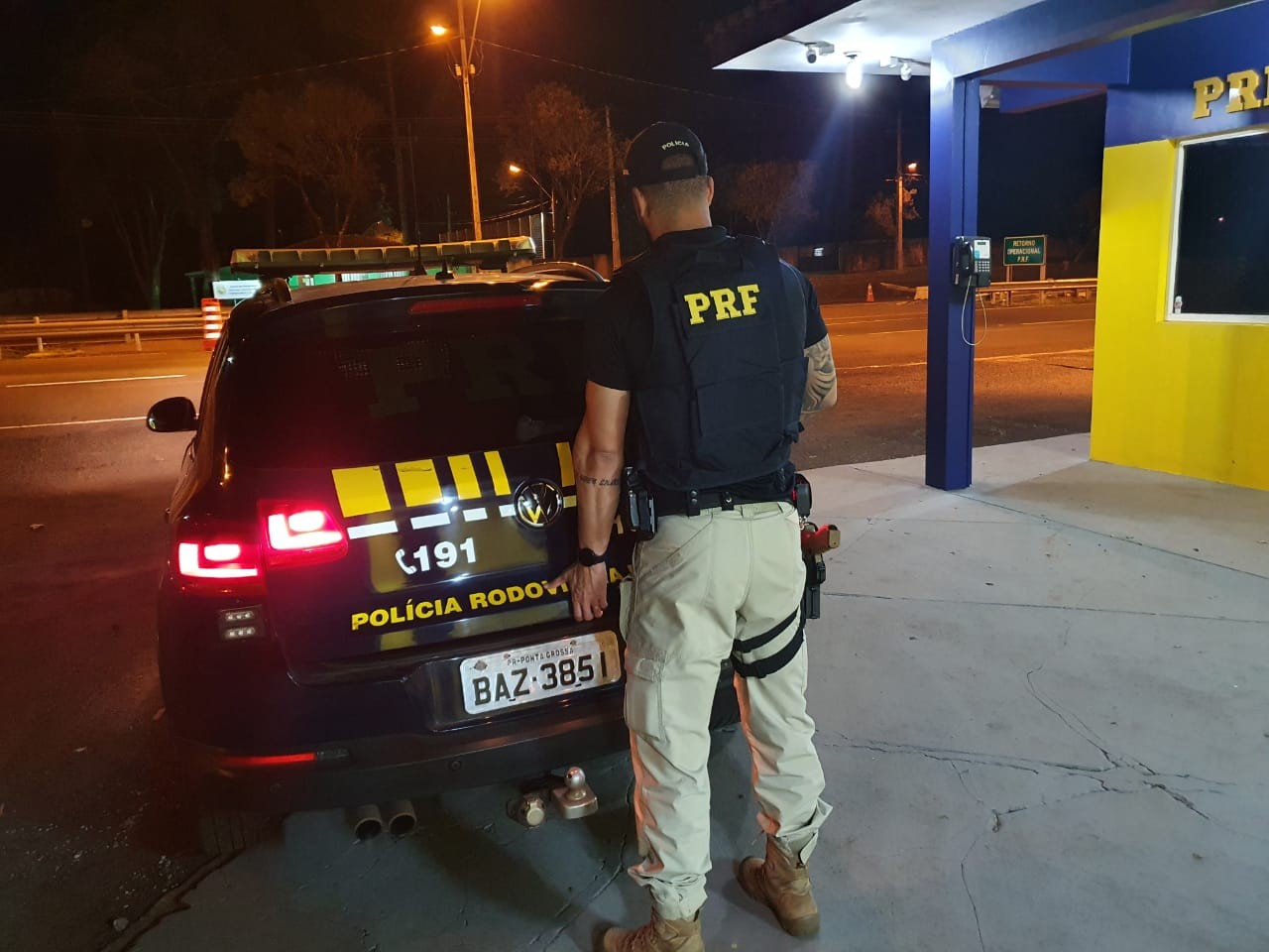 Motorista embriagado força mulher a entrar em carro e é preso pela PRF