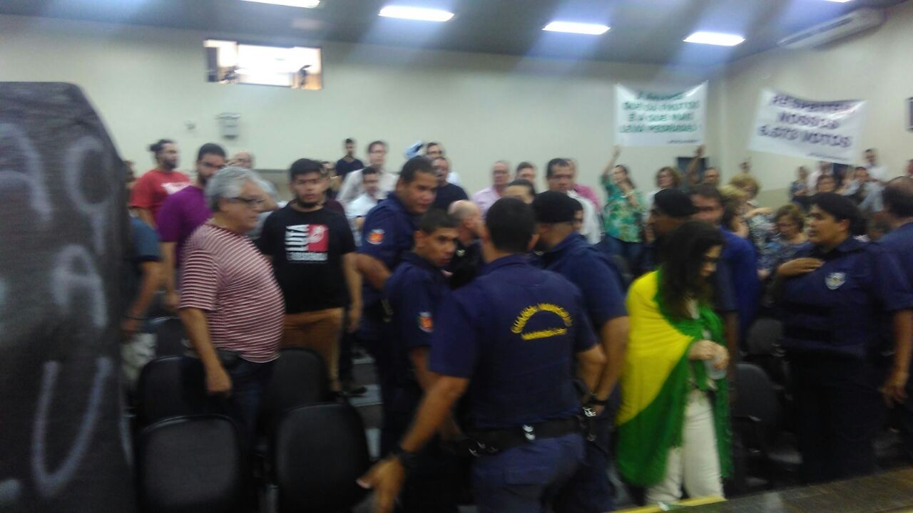 Confusão, bate-boca e agressões na Câmara de Maringá