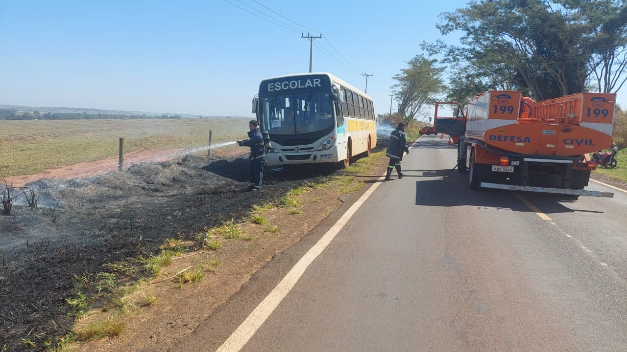 Ônibus escolar pega fogo e chamas se espalham para vegetação