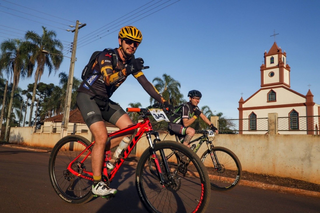 Ciclistas percorrem 120 km de Londrina a Maringá na Rota das Catedrais