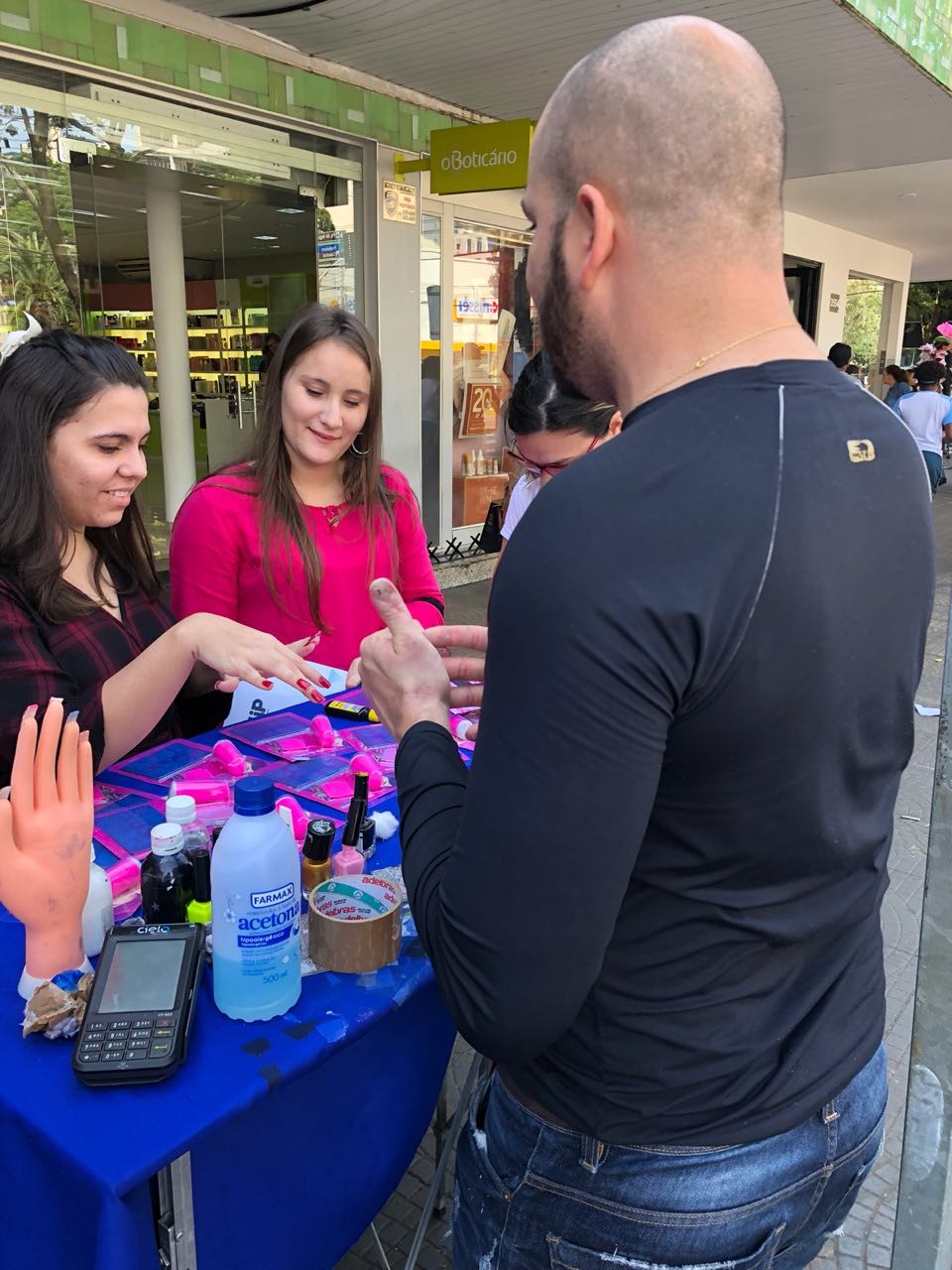 Camelôs no centro de Maringá aceitam até cartão de crédito