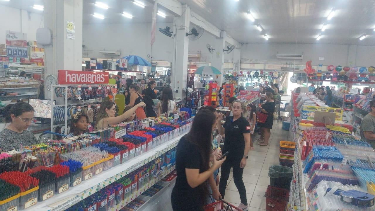 Às vésperas do volta às aulas, papelarias estão lotadas