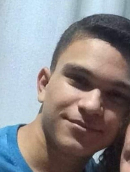 Motociclista que teve corpo queimado morre no hospital