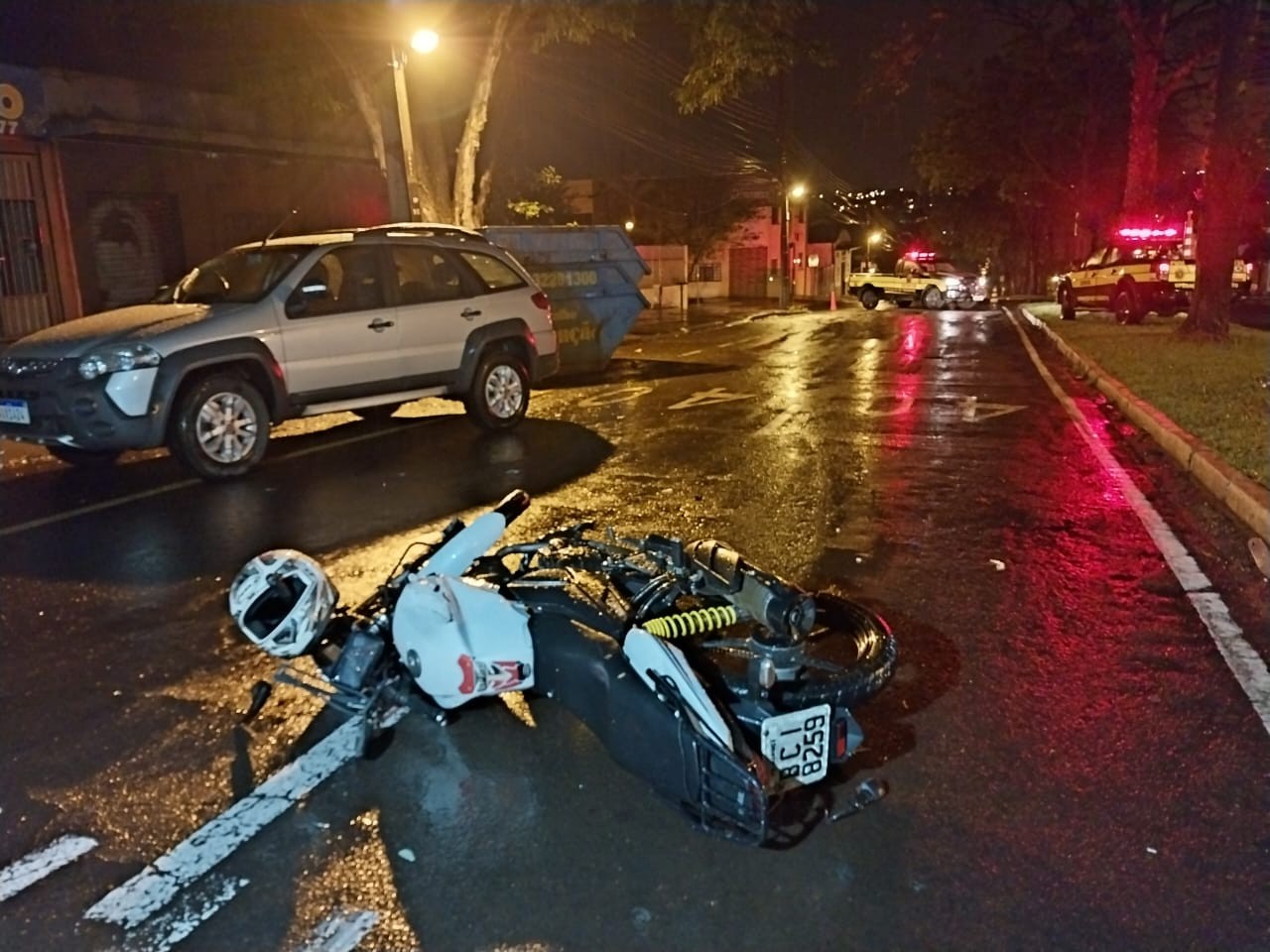 Motociclista fica gravemente ferido após bater em caçamba, em Maringá