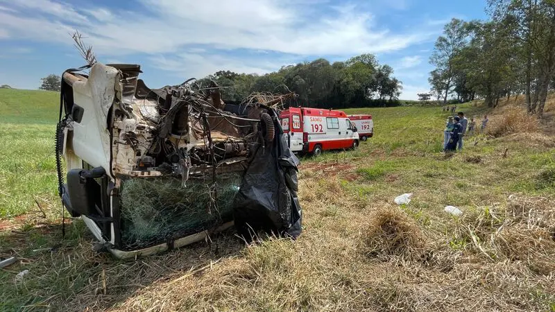 Cabine de caminhão se desprende em acidente e motorista fica gravemente ferido