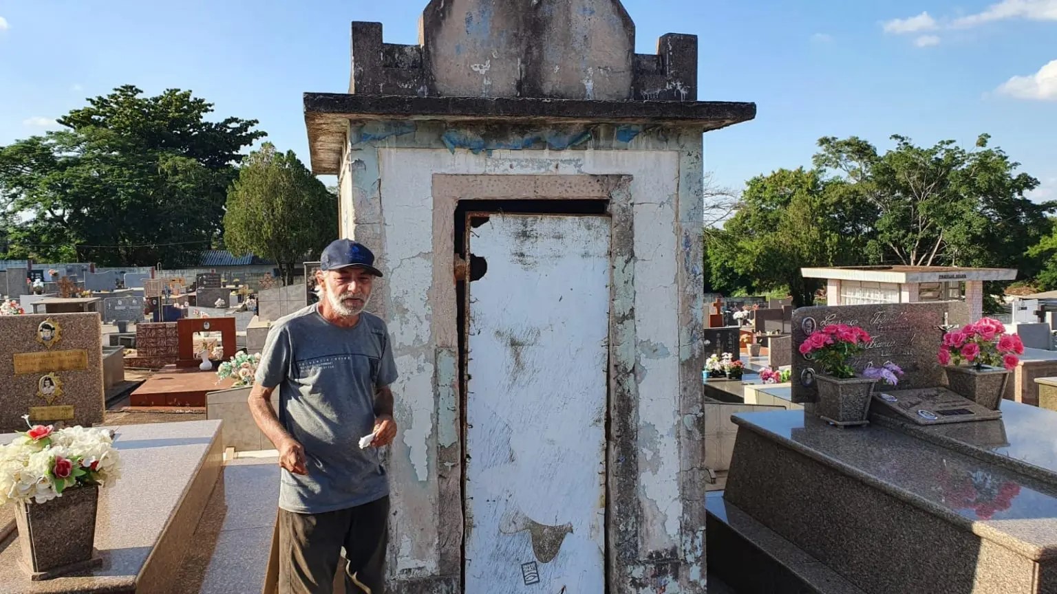 Edson visita a antiga casa e conta detalhes de como foi viver em uma sepultura por 15 anos (Foto: Evandro Mandadori)