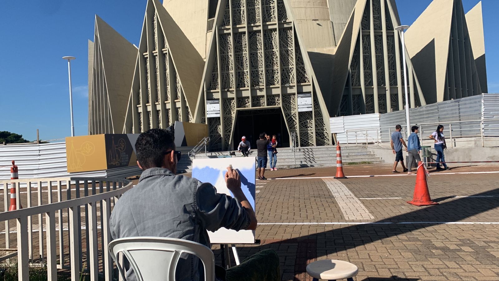 Catedral de Maringá é representada em desenhos no projeto ‘Perspectivas da Memória’