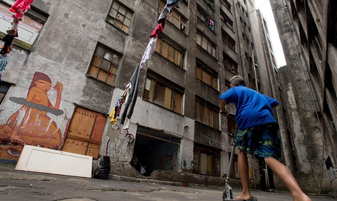 Mais de 100 mil pessoas correm o risco de serem despejadas em todo o Paraná