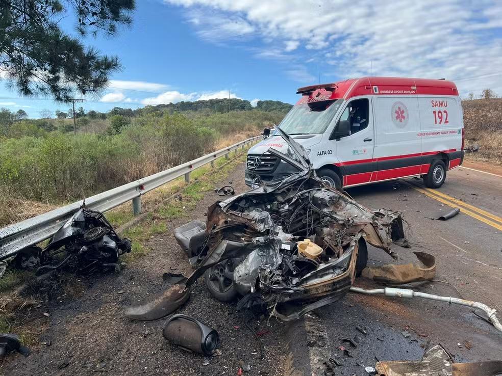 Picape parte ao meio em acidente e dois jovens morrem na PR-170